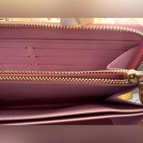 🍋💕Louis Vuitton Monogram Giant By The Pool Zippy Wallet Light Pink💕🍋 - Picture 15 of 16